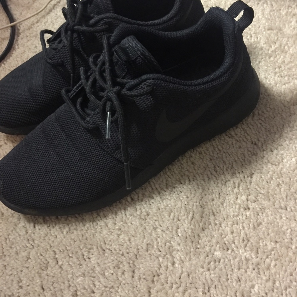 Black nike roshes